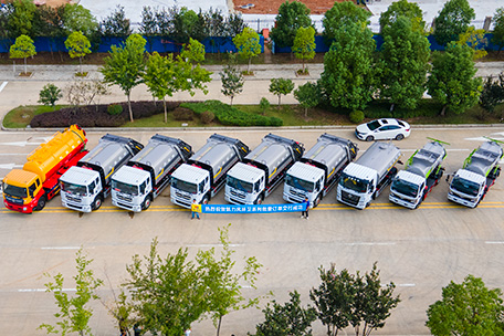 东风多利卡D9压缩车、东风华神洒水车、东风天锦KR清洗吸污 9台-批量发车